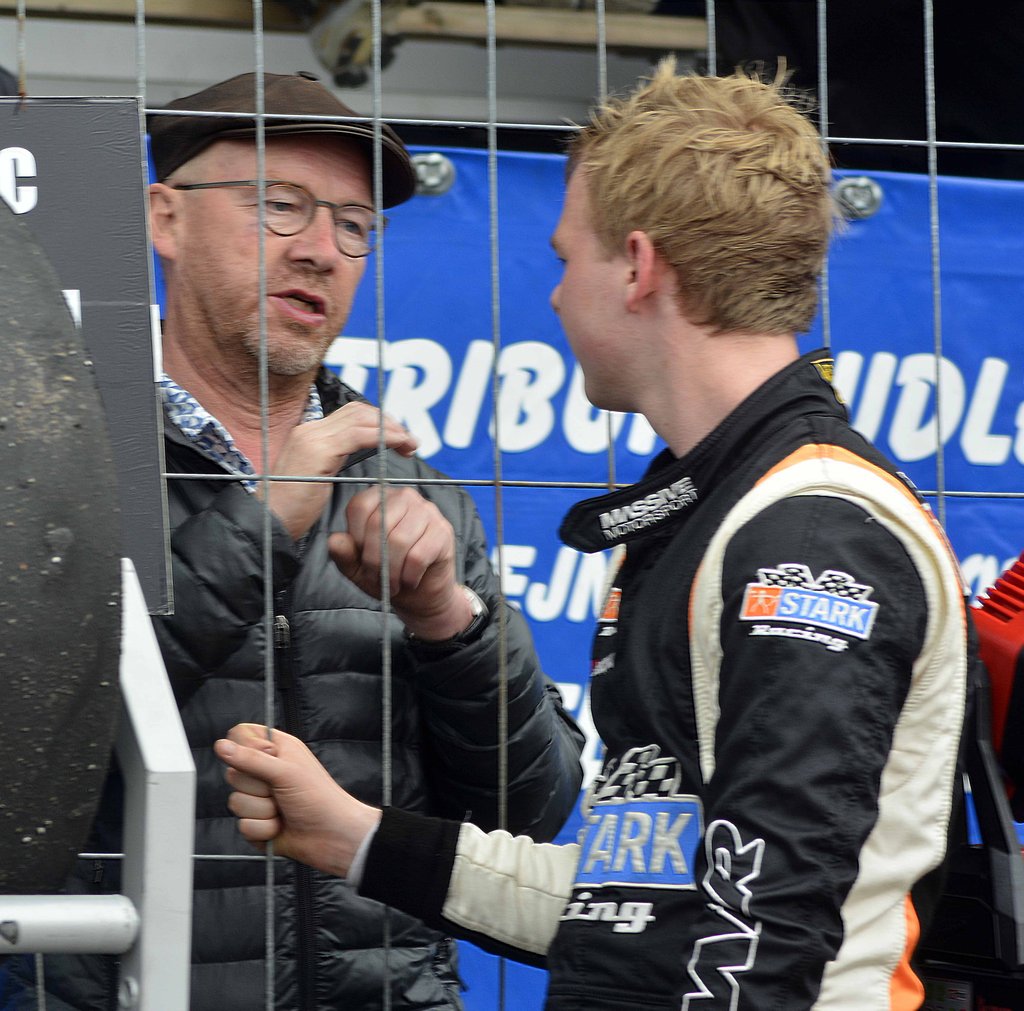 Far Erik har kørt både rally og baneløb, og giver derfor junior gode råde omkring opsætningen af DTC-raceren.